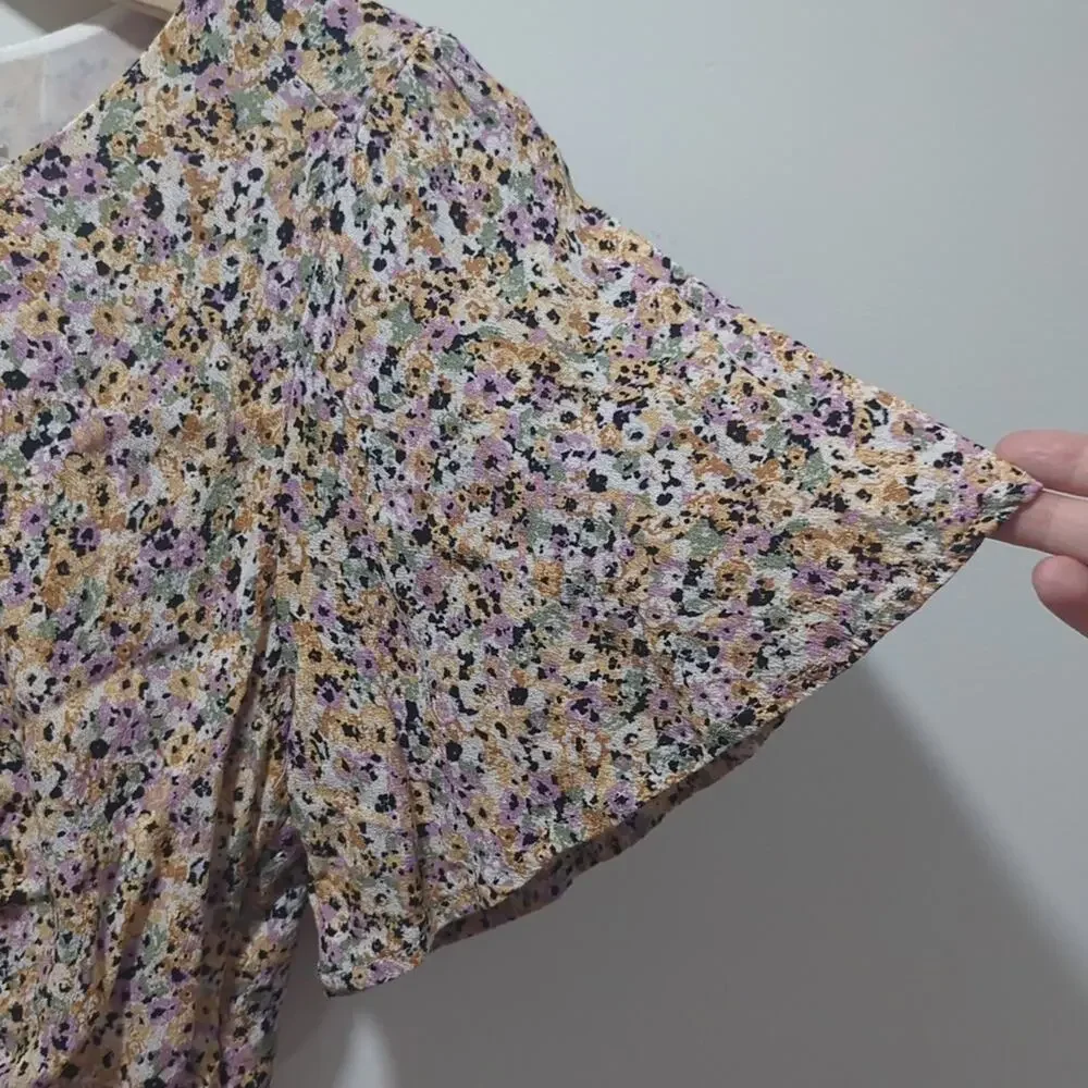 ASTR Revolve Flutter Sleeve Top Sage Peach Ditsy Floral Keyhole Blouse Size M - Picture 4 of 9